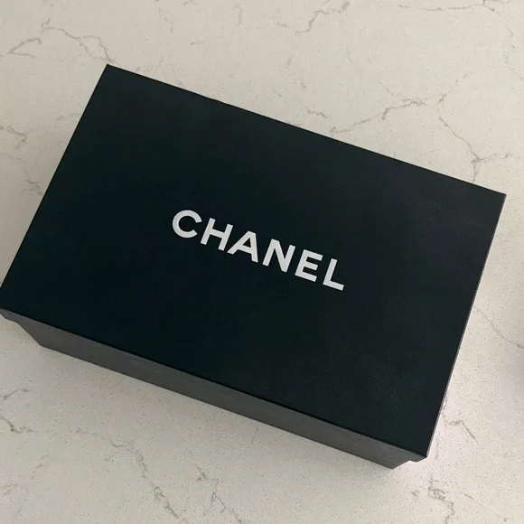 Chanel Black and White Shoe Box with dust bag - Picture 3 of 6